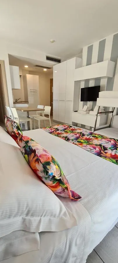 Rubino Apartments A 100Metri Dal Mare リッチョーネ 0*,  イタリア